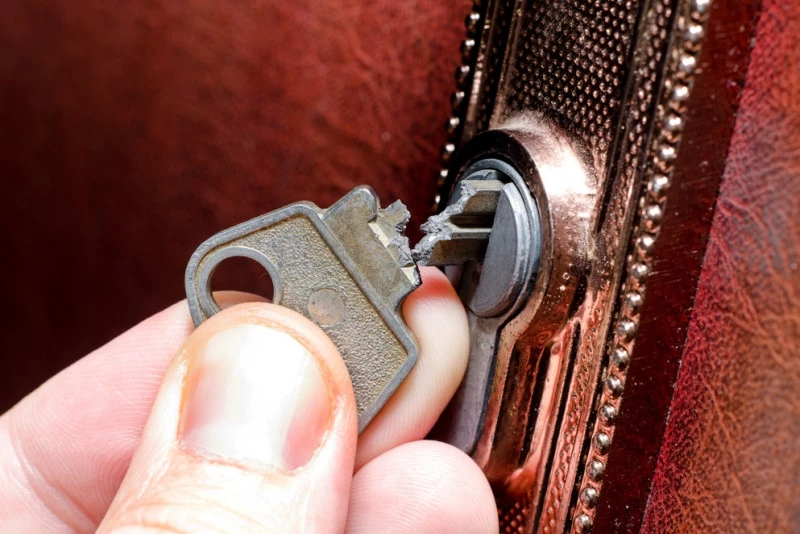 Comment enlever une clé cassée dans une serrure