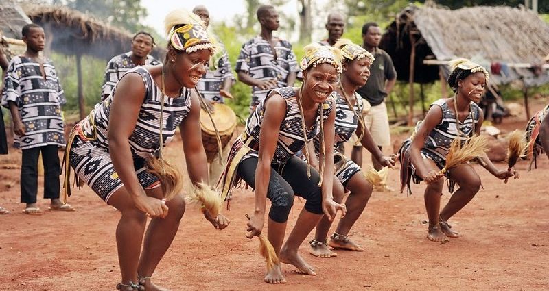 Culture Des Danses Ivoiriennes Exécutées Par Des Occidentaux 