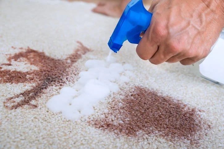 Nettoyer un tapis : 4 astuces redoutables de grand-mère