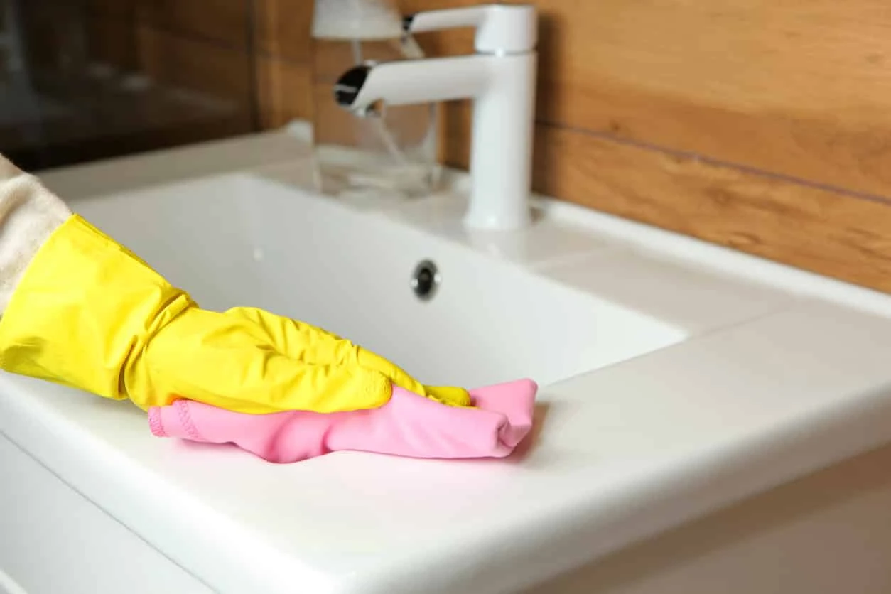 Entretien de douche : 4 astuces sans effort pour nettoyer et blanchir le  lavabo de la salle de bain