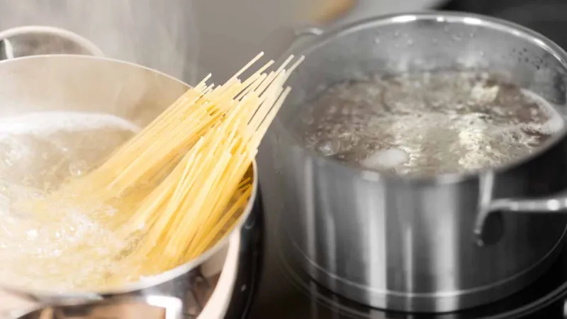 Bouilloire, micro-ondes ou casserole : pour chauffer l'eau, quelle est la  méthode la plus économe ?